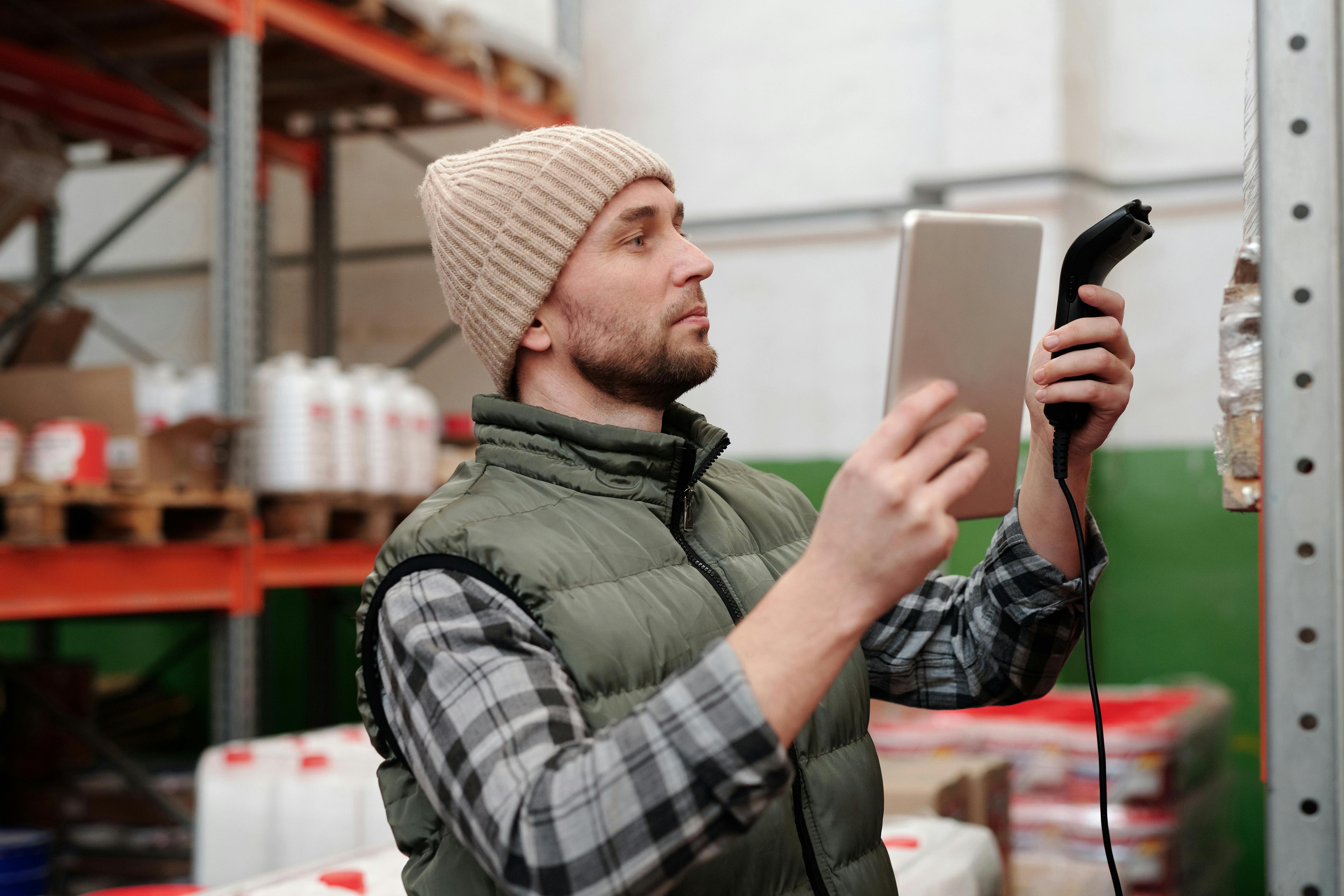 Operario usando lector de código de barras y tablet para consulta operativa