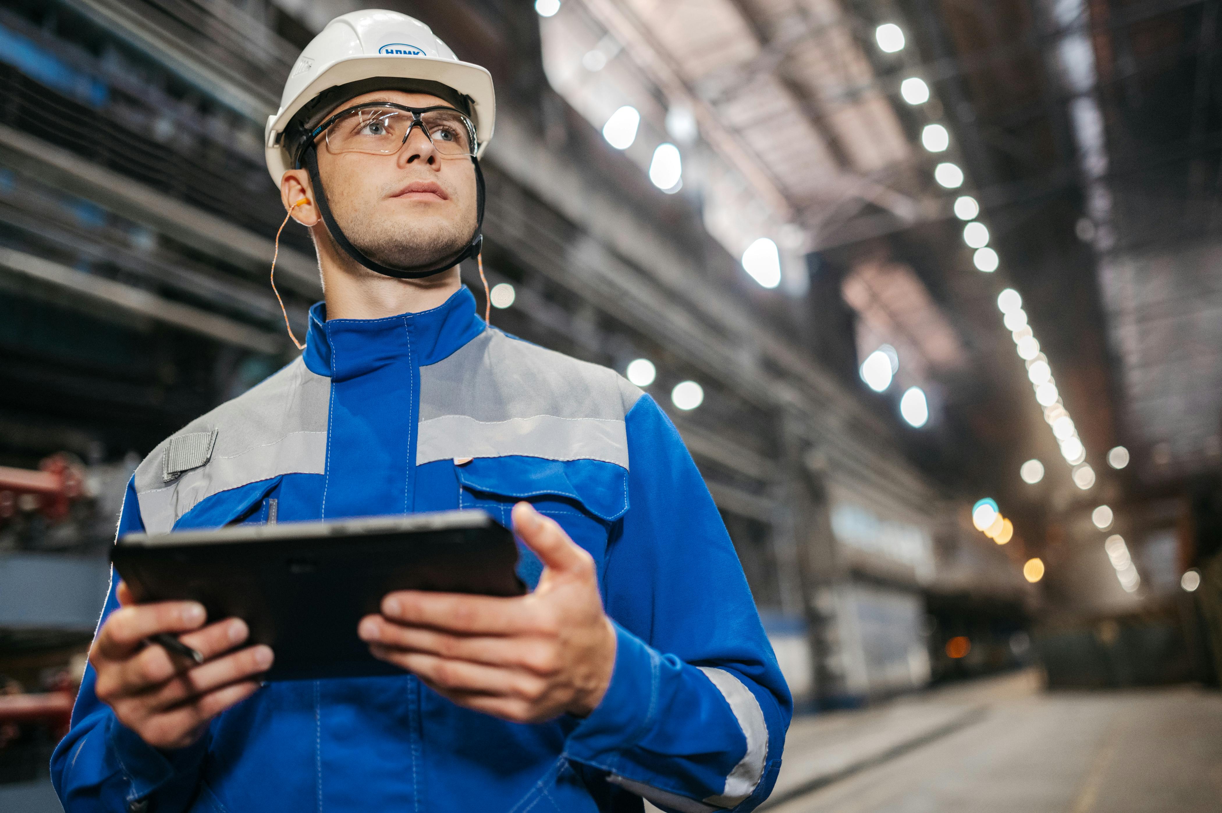 Inspector industrial usando tablet para consultar referencias de trazabilidad en planta